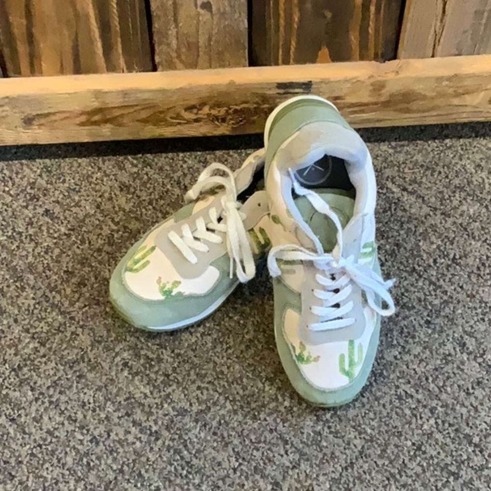 Women’s cactus Inkkas Sneakers Size 8.5 fit, but 9 label